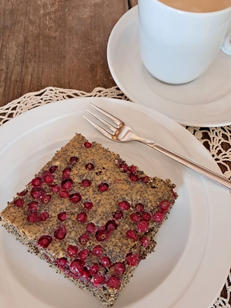 Mohnkuchen mit Beeren