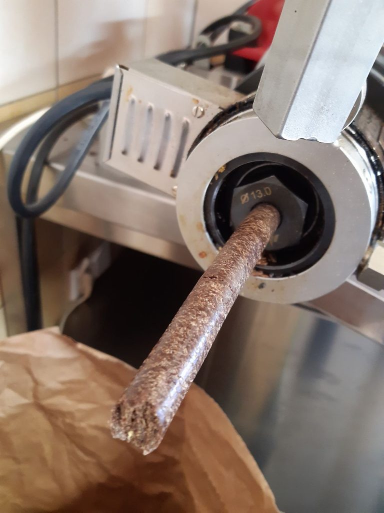 Leinöl – aromatisch, naturbelassen, ungefiltert, kaltgepresst – aus unserer eigenen Ölmühle