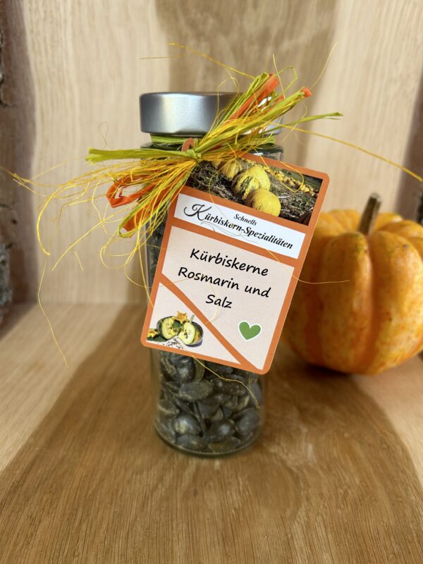 Kürbiskerne Rosmarin und Salz im Glas